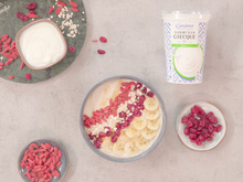 Smoothie bowl aux baies de goji, cranberries séchées et miel