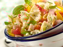 Salade de pâtes gorgée de soleil