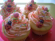 Cupcake vanille-fraise masquée