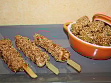 Brochettes de poulet mariné accompagnés de pomme de terre sésame