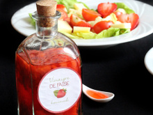 Vinaigre de fraises & petite salade fraiche