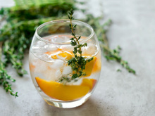 Detox Water pêche et thym (eau de pêches au thym)