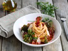 Linguine en sauce arrabbiata, brocolis et jambon croquant