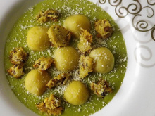 Gnocchis de pommes de terre à la semoule avec son velouté de petits pois et crumble parmesan pistache