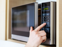 Micro-ondes : cette erreur que tout le monde fait en réchauffant son plat pourrait nuire à votre santé