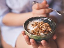 Trop de sucres, peu de fibres, comment bien choisir son muesli ou son granola au supermarché ?