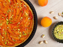 La tarte à l’abricot et à la pistache de Julie Andrieu pourrait bien être le dessert de votre été !