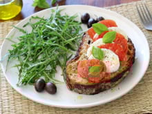 Des tomates, de la mozzarella, découvrez notre recette de bruschetta caprese qui sent bon l’Italie