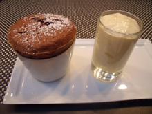 Soufflé au chocolat et sa crème anglaise siphonnée