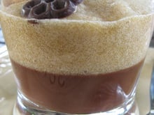 Verrines gelée de chocolat à la réglisse, mousse de poires
