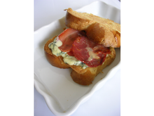 Croque de brioche au lomo espagnol et au bleu d'Auvergne