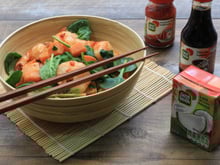 Crevettes sautées aux patates douces, pousses d'épinard et lait de coco