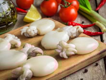 Poêlée d’encornets et tomates vertes : la recette rapide et délicieuse de Cyril Lignac pour cette fin d’été