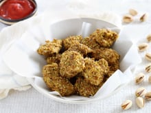 Blancs de poulet panés aux pistaches Wonderful™, façon nuggets au four