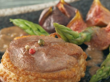 Tournedos de canard, sauce à la figue et asperges vertes