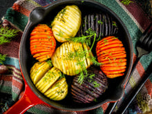Comment faire des légumes hasselback : l’idée d’accompagnement chic qui va éblouir vos convives à Noël