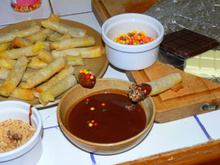 Nems de bananes sauce au chocolat et éclats croustillants