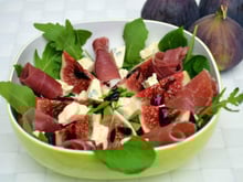 Salade de figues au jambon cru et cambozola