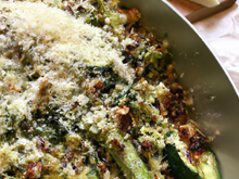 Crumble courgette, pesto et parmesan