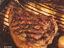 Côte de bœuf marinée aux oignons dorés