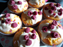 Muffins roses au chocolat blanc et framboises