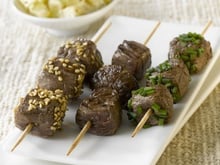 Brochettes teryaki de viande chevaline et salade de pommes de terre crémeuse