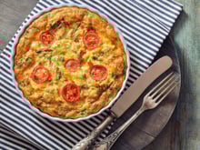 “Pas de pâte, pas de crème” : cette quiche sans gluten à la tomate et au basilic coche toutes les cases pour cet été