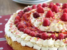Tarte aux framboises (chantilly au géranium, crème pâtissière à la confiture de lait)