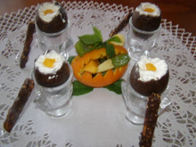 œufs à la coques au chocolat et panier de fruits