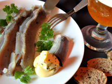 Assiette d'anguille fumée et de rillettes de Kipper vinaigrette à la bière Picarde