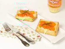 Tarte à la carotte sur une crème d'oignons doux à la moutarde fine et forte