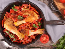 Connaissez-vous le sudadito de pollo ? Le chef Juan Arbelaez partage ce plat typique colombien à base de poulet, de tomates et de pommes de terre