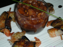 Gambas en robe d'aubergine et tartare de tomates pimentées