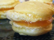 Macaron safran à la gelée d'abricots