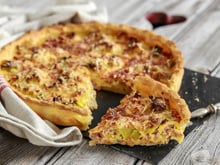 Rapide et économique, cette quiche aux poireaux, jambon et gruyère est la recette qu’il vous faut pour un repas express en famille !