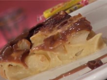 Gâteau aux pommes, sauce Carambar