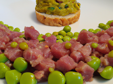 Tartare de canard au wasabi frais purée de petits pois