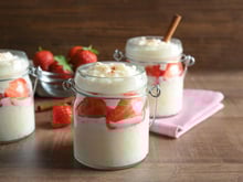 Pour le printemps, miser sur ce riz au lait et sa compotée de fraises, c’est un pur bonheur !