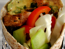 Wrap au blet complet, dinde croustillante et légumes croquants