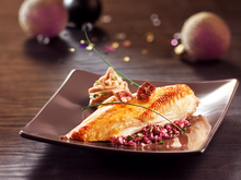 Suprêmes de Poulette cuits sur l'os façon bâteau, crème de châtaignes et sauce vinaigre-foie gras