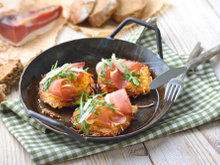 “Une recette simple et familiale” : Julie Andrieu vous propose ses röstis aux poireaux et jambon fumé, un régal !