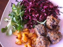 Croquant de boudins aux pommes sur son lit de choux rouge