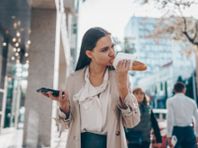 Est-ce une bonne idée de manger debout ?