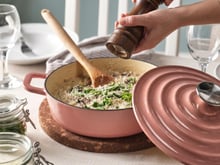 Ikea lance sa propre cocotte de style Le Creuset : un modèle rose canon à moins de 50 euros