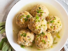 Laurent Mariotte partage ses boulettes anti-gaspi au pain : simples, pas chères et parfaites quand il fait froid