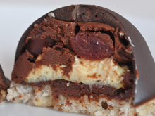 Dôme fourré ganache cerises, crème brûlée sur dacquoise aux noisettes