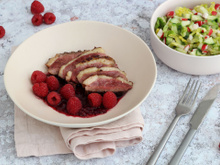 Magret de Canard mariné aux framboises et sa salade croquante
