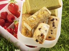 Mini cakes aux pruneaux... pavots/gingembre... thé Matcha