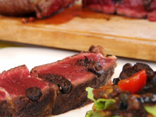 Côte de bœuf piquée aux olives noires de Nyons, millefeuille de ravioles croquantes au picodon