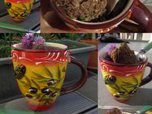 Mug cake à la tapenade noire